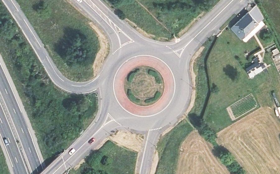 Vue aérienne du Rond-point anonyme n°98432370