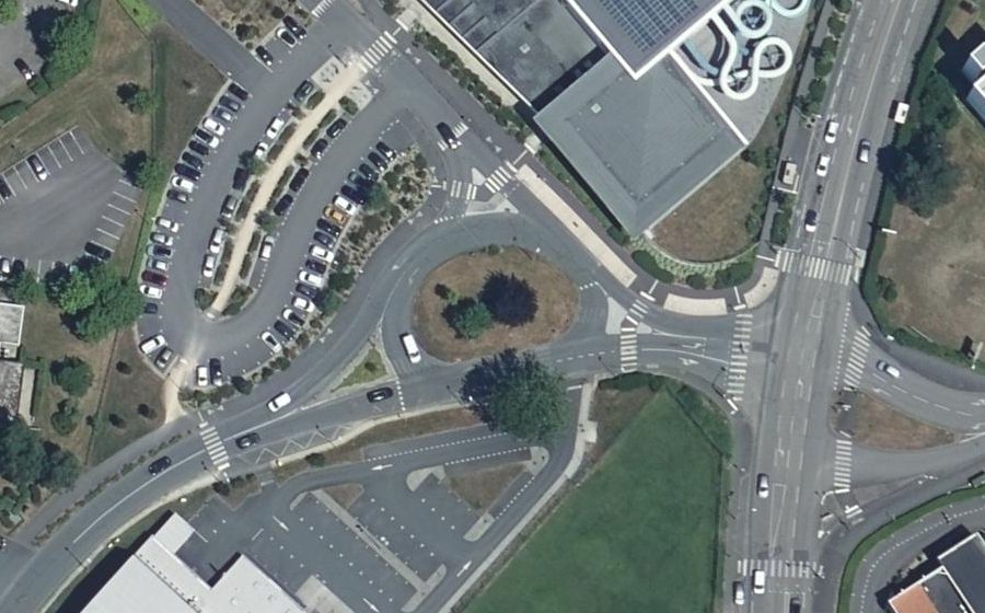 Vue aérienne du Rond-point anonyme n°98437463