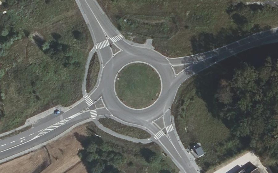 Vue aérienne du Rond-point anonyme n°984433917