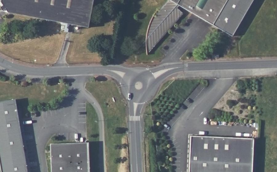 Vue aérienne du Rond-point anonyme n°984493646