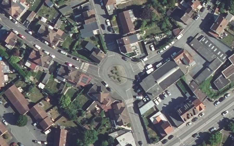 Vue aérienne du Rond-point anonyme n°984640597