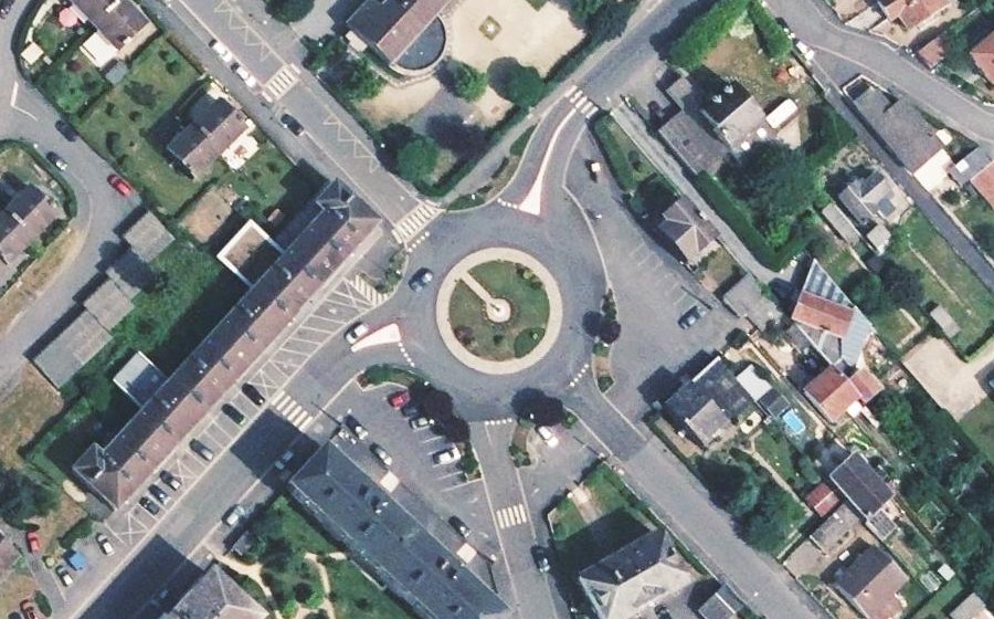 Vue aérienne du Rond-point anonyme n°98529311