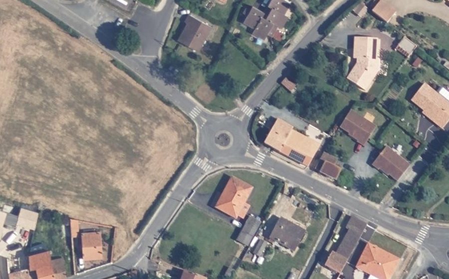 Vue aérienne du Rond-point anonyme n°98541375