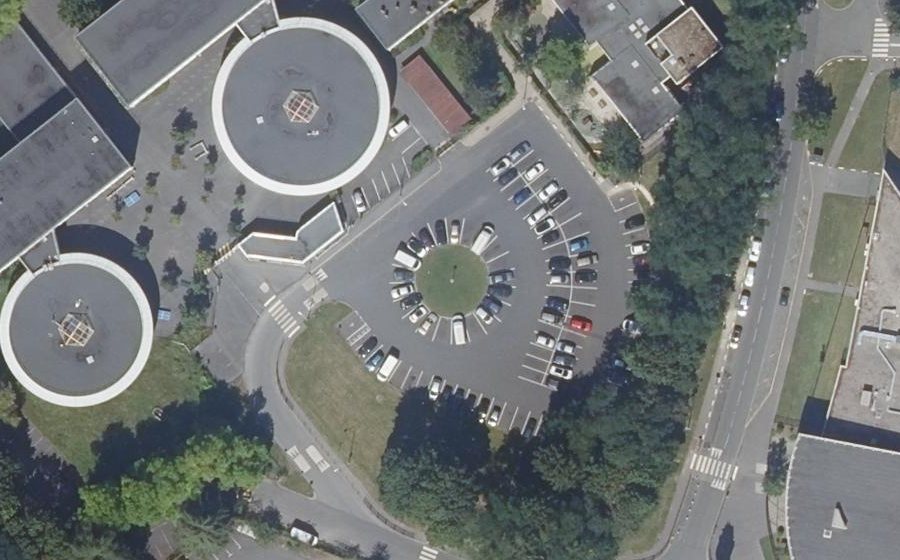 Vue aérienne du Rond-point anonyme n°98546430