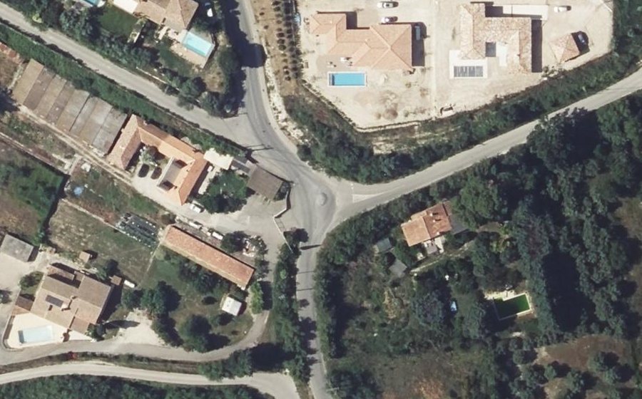 Vue aérienne du Rond-point anonyme n°985814202