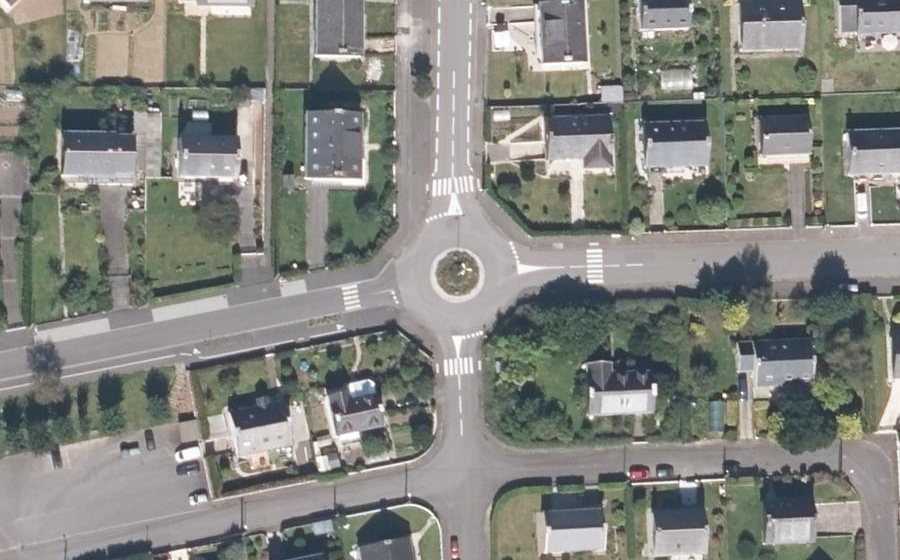 Vue aérienne du Rond-point anonyme n°98593914