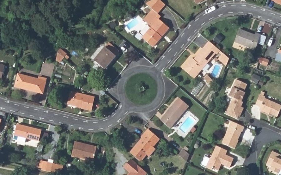 Vue aérienne du Rond-point anonyme n°98654531