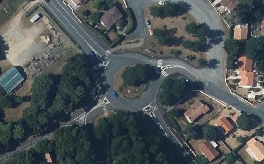 Vue aérienne du Rond-point anonyme n°98664663