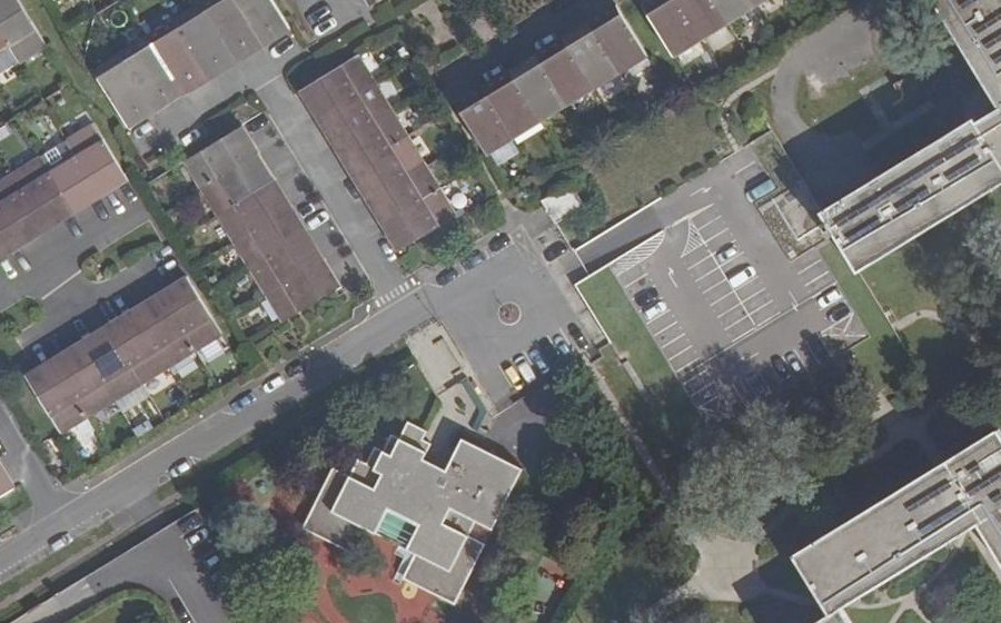Vue aérienne du Rond-point anonyme n°98666922