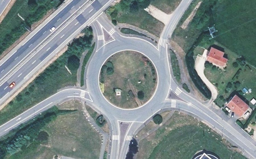 Vue aérienne du Rond-point anonyme n°98670403