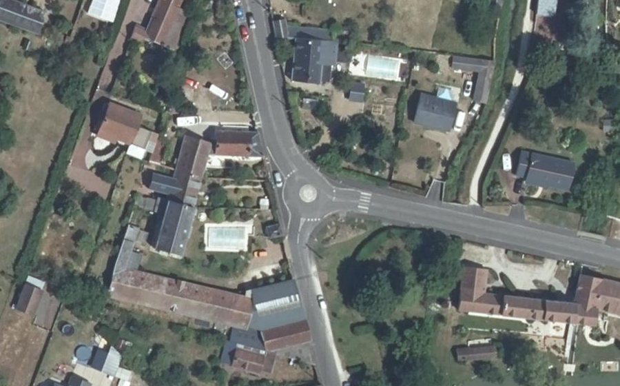 Vue aérienne du Rond-point anonyme n°986737905