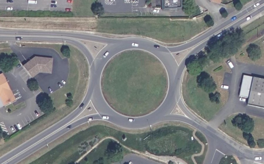 Vue aérienne du Rond-point anonyme n°98730362
