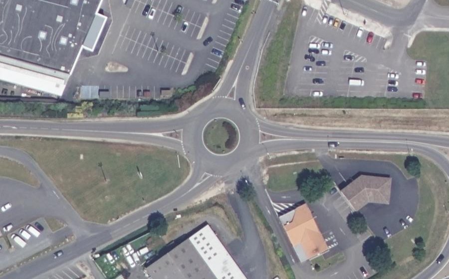 Vue aérienne du Rond-point anonyme n°98730370