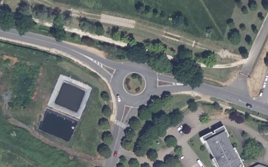 Vue aérienne du Rond-point anonyme n°98730392