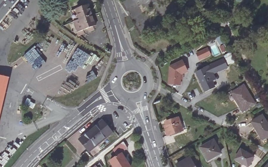 Vue aérienne du Rond-point anonyme n°98792886