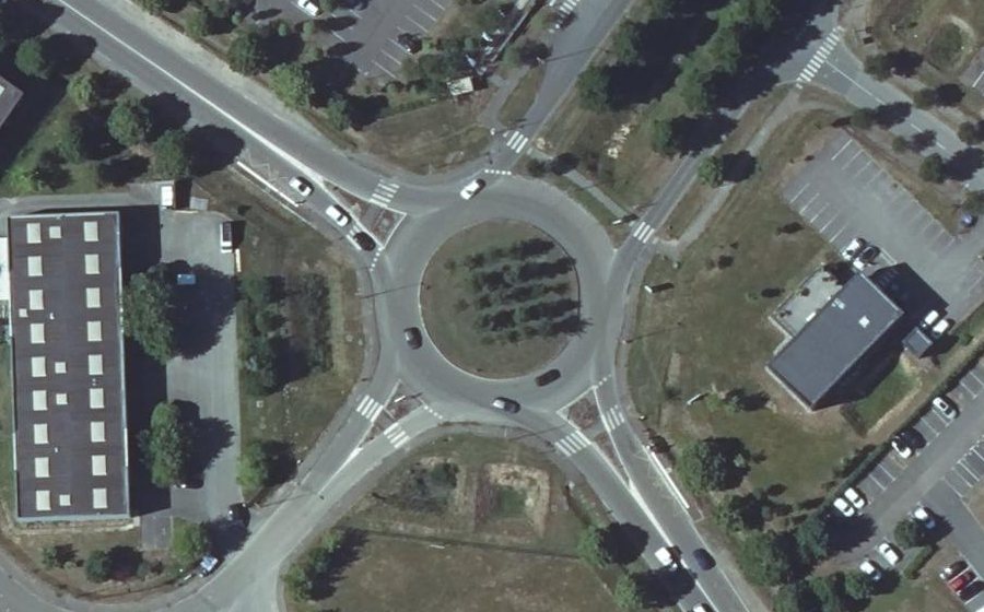 Vue aérienne du Rond-point anonyme n°98809231