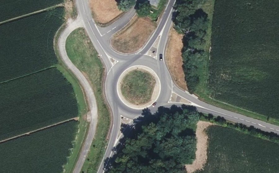 Vue aérienne du Rond-point anonyme n°98815516