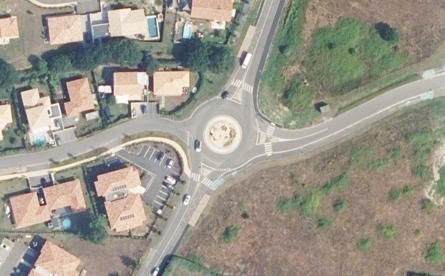Vue aérienne du Rond-point anonyme n°988387249