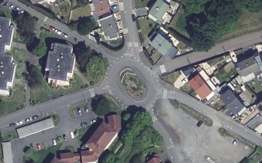 Vue aérienne du Rond-point anonyme n°988397596