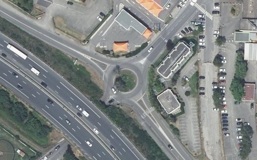 Vue aérienne du Rond-point anonyme n°988528404