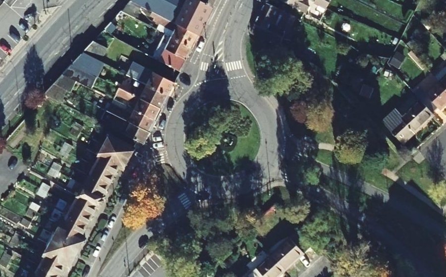 Vue aérienne du Rond-point anonyme n°98869203