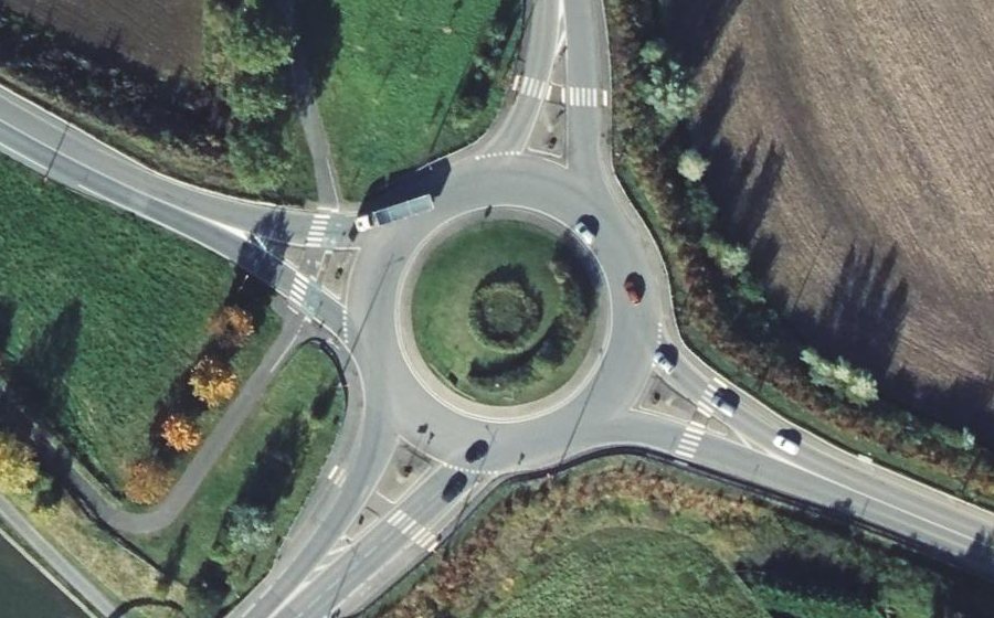 Vue aérienne du Rond-point anonyme n°98872094
