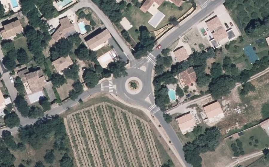 Vue aérienne du Rond-point anonyme n°988803506