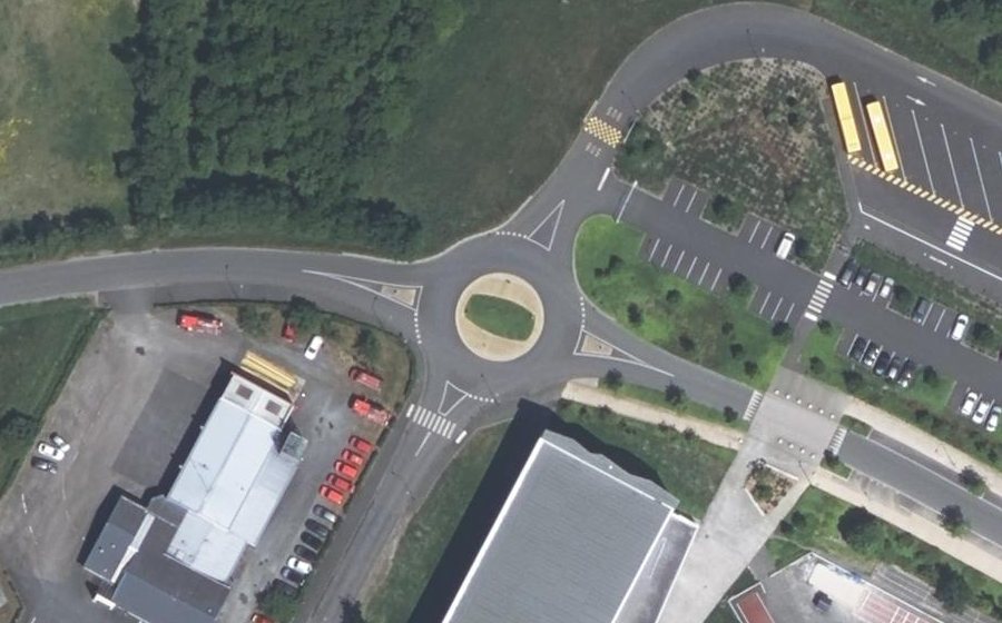 Vue aérienne du Rond-point anonyme n°988823401