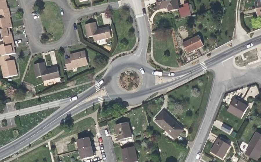 Vue aérienne du Rond-point anonyme n°98883160