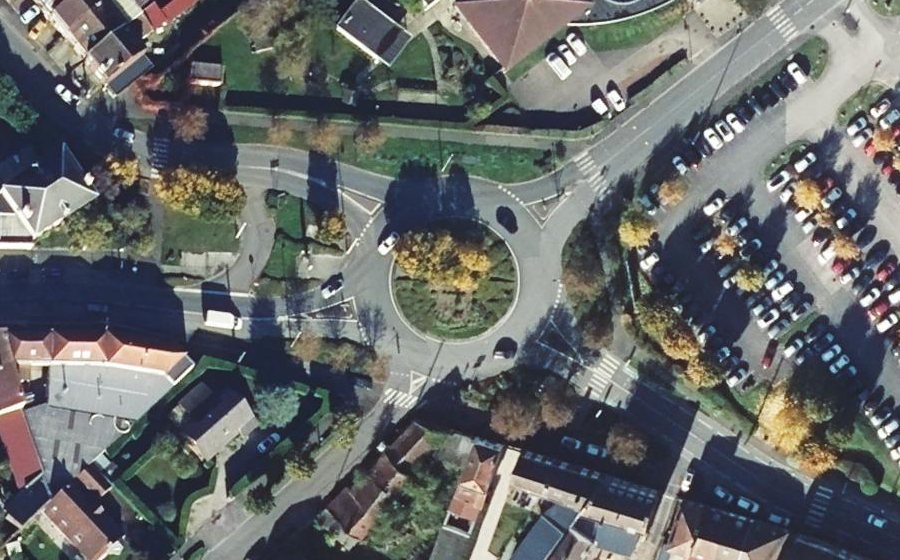 Vue aérienne du Rond-point anonyme n°98889288