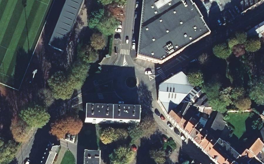 Vue aérienne du Rond-point anonyme n°98889300