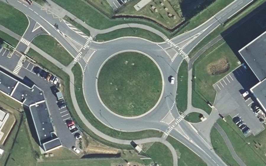 Vue aérienne du Rond-point anonyme n°989173716