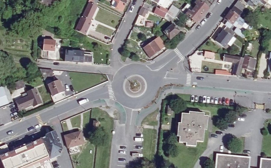 Vue aérienne du Rond-point anonyme n°98942545