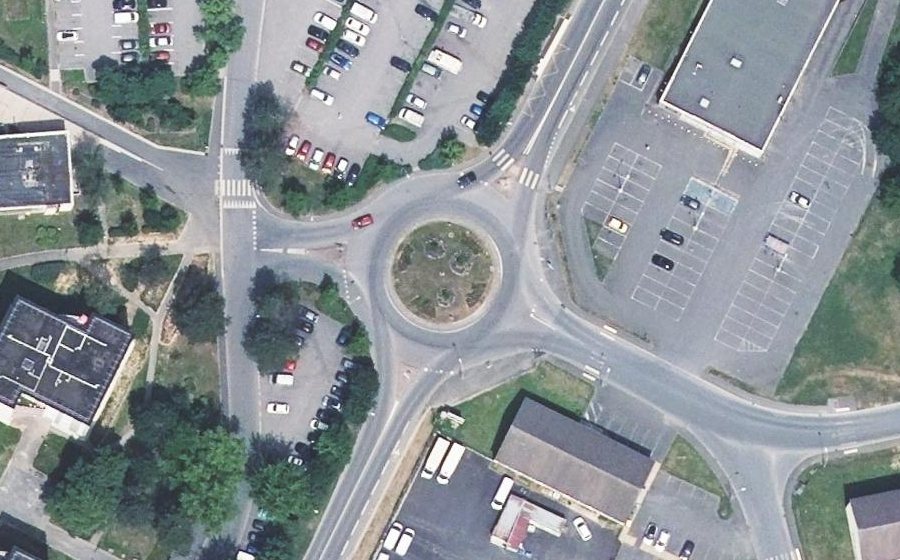 Vue aérienne du Rond-point anonyme n°98961447