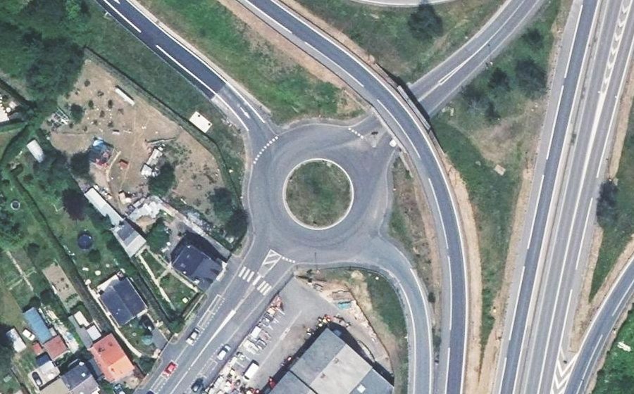 Vue aérienne du Rond-point anonyme n°98961452