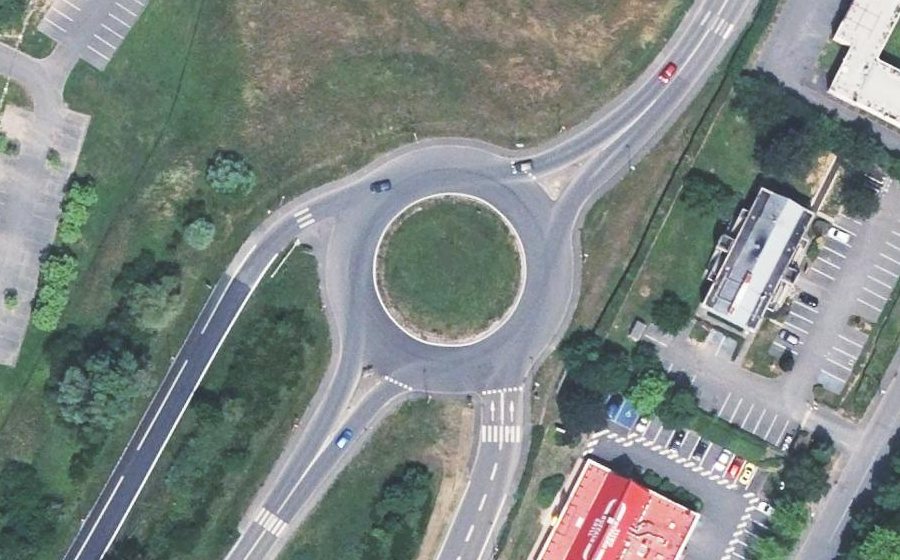 Vue aérienne du Rond-point anonyme n°98961505