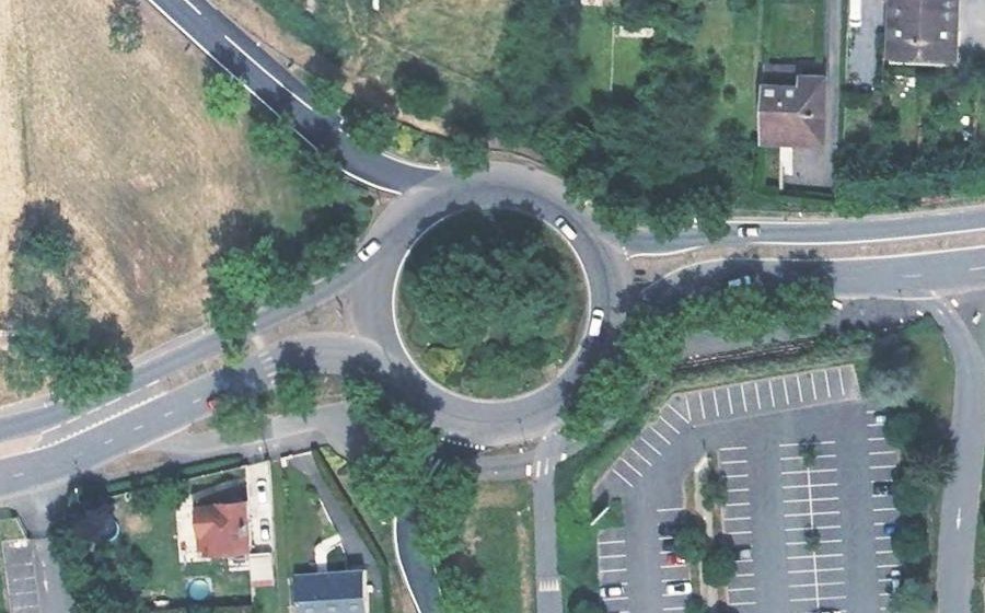 Vue aérienne du Rond-point anonyme n°98961512
