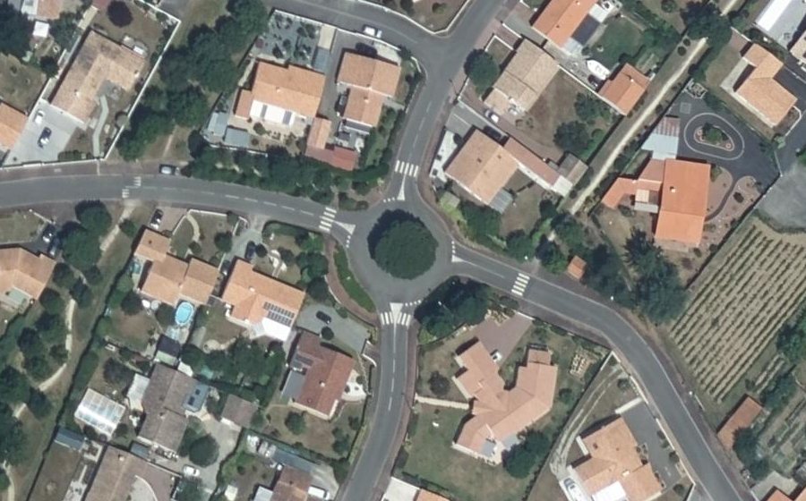 Vue aérienne du Rond-point anonyme n°990247172
