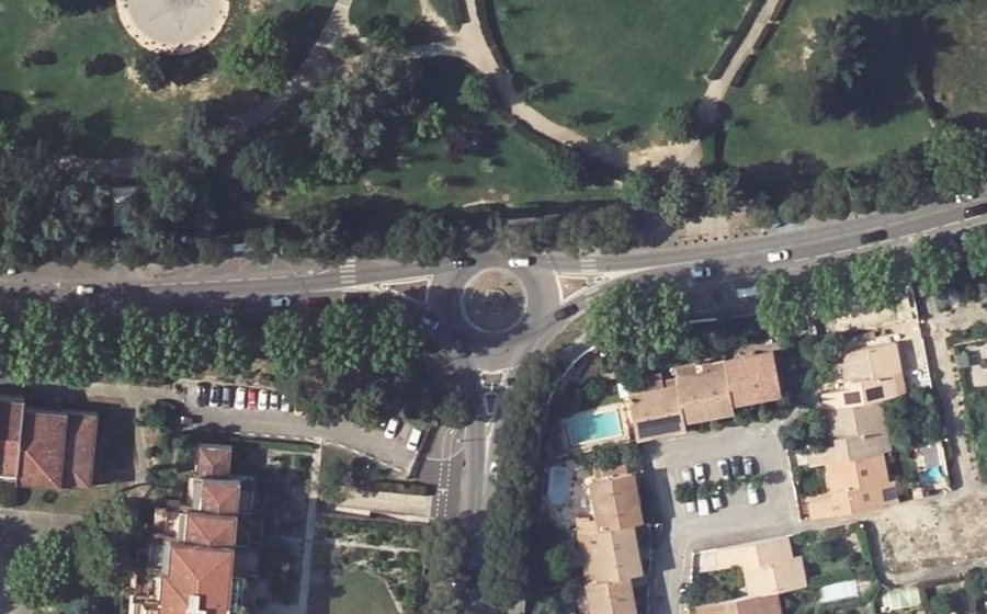 Vue aérienne du Rond-point anonyme n°990443956