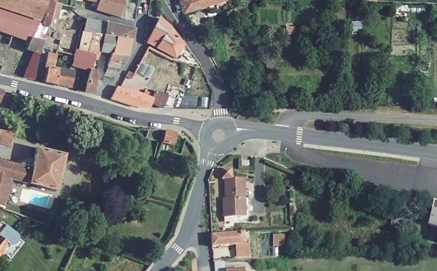 Vue aérienne du Rond-point anonyme n°990518050
