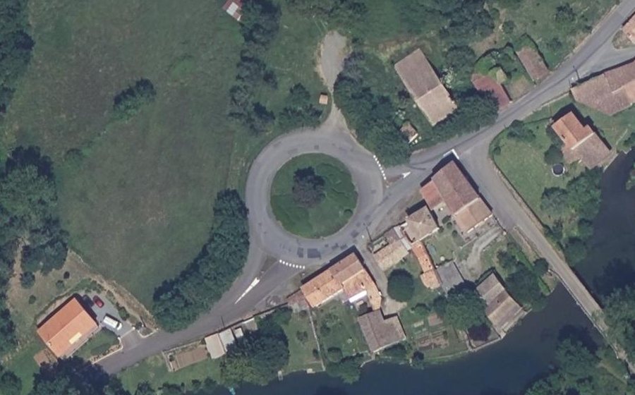 Vue aérienne du Rond-point anonyme n°99163147