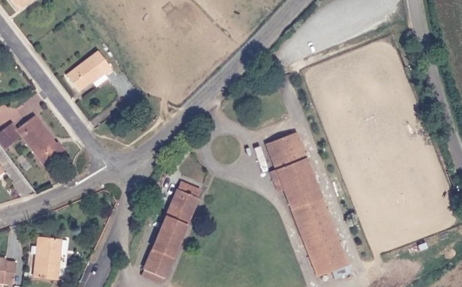 Vue aérienne du Rond-point anonyme n°99184473
