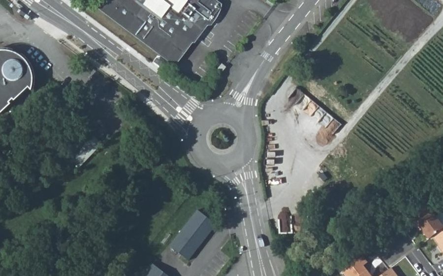 Vue aérienne du Rond-point anonyme n°99185493