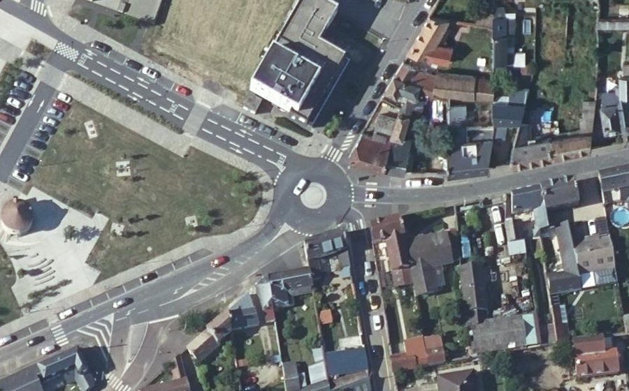 Vue aérienne du Rond-point anonyme n°991874920