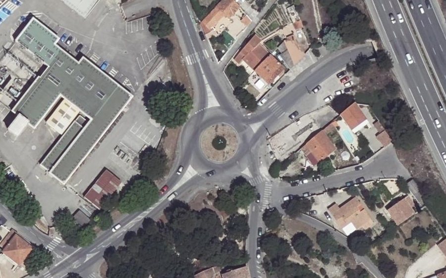 Vue aérienne du Rond-point anonyme n°99205746