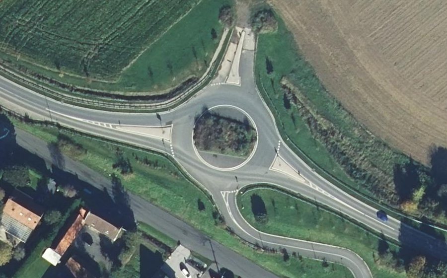 Vue aérienne du Rond-point anonyme n°992256217