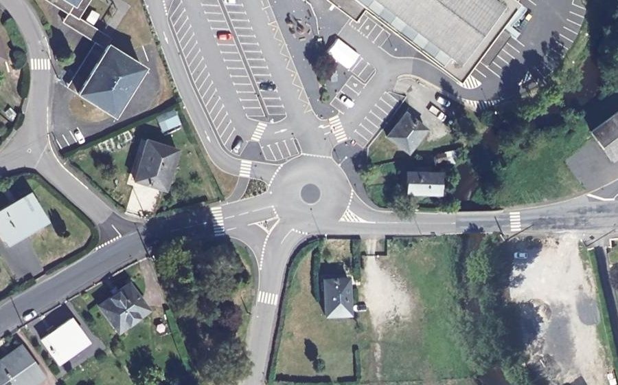 Vue aérienne du Rond-point anonyme n°993241973