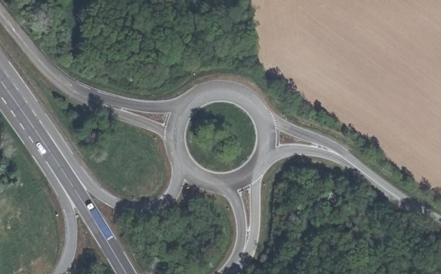 Vue aérienne du Rond-point anonyme n°99354464
