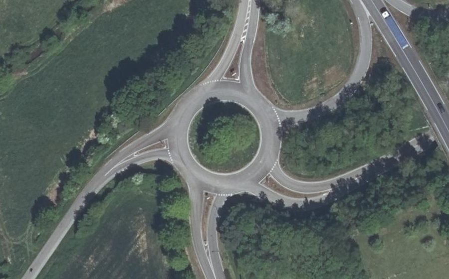 Vue aérienne du Rond-point anonyme n°99354465