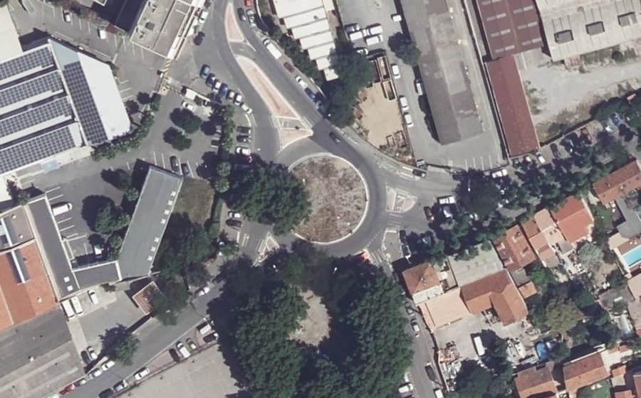 Vue aérienne du Rond-point anonyme n°99365856